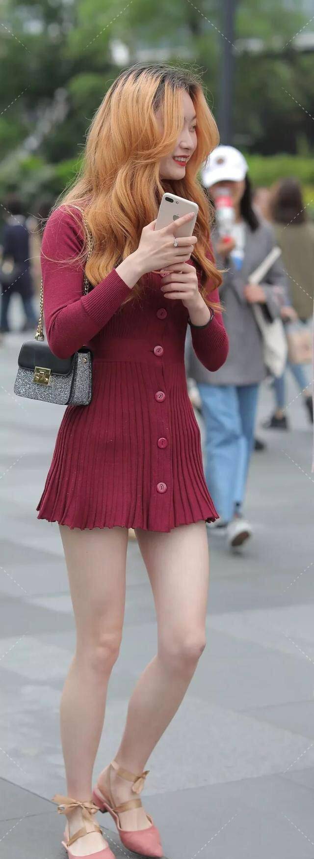适合苹果型身材套装女韩版:红色针织短裙，休闲又时髦，女团风你喜欢吗？